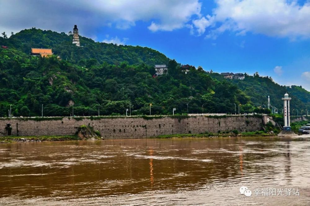 宜宾长江地标广场印象