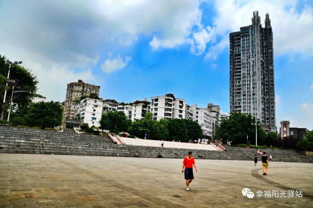 宜宾长江地标广场印象