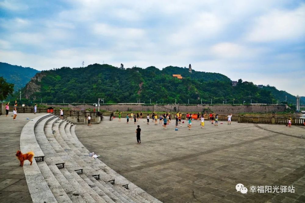 宜宾长江地标广场印象