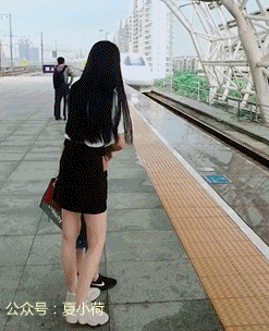 往期精彩 搞笑gif趣图:小姐姐走路时候不要玩手机,不然真的很尴尬!