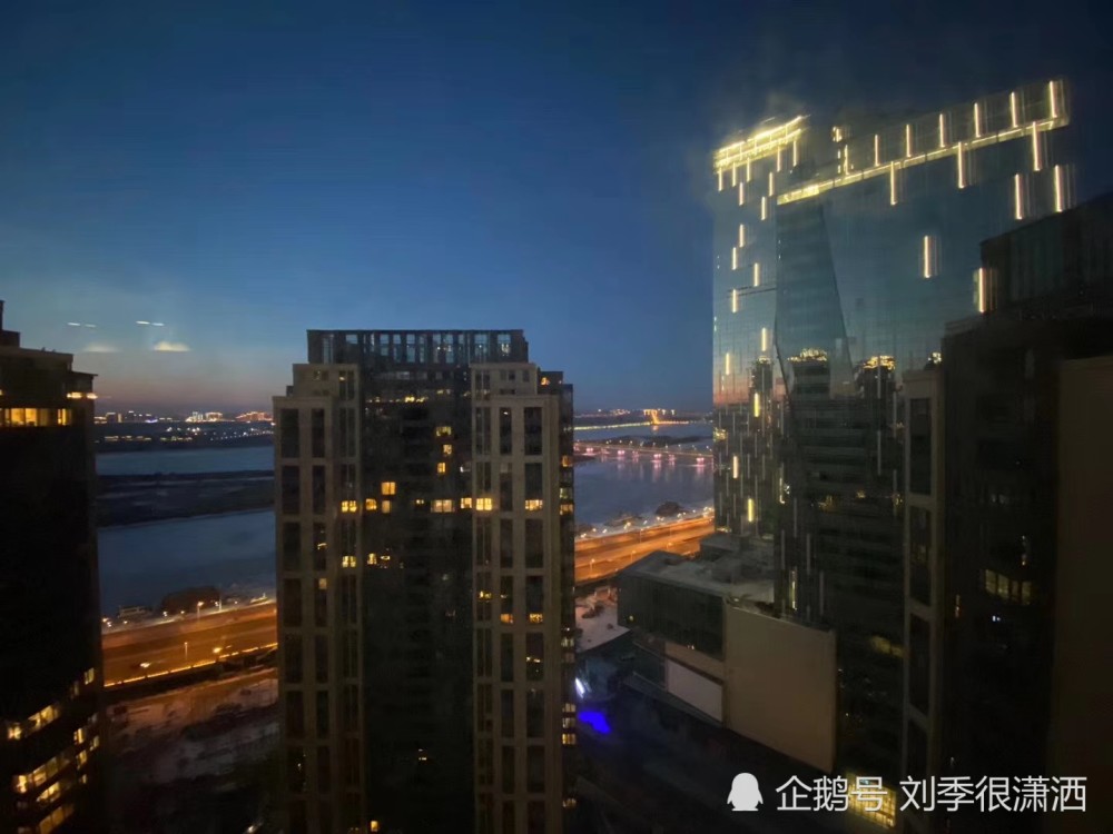 夜晚城市的喧嚣已不在,灯火通明的街道,也安静下来了