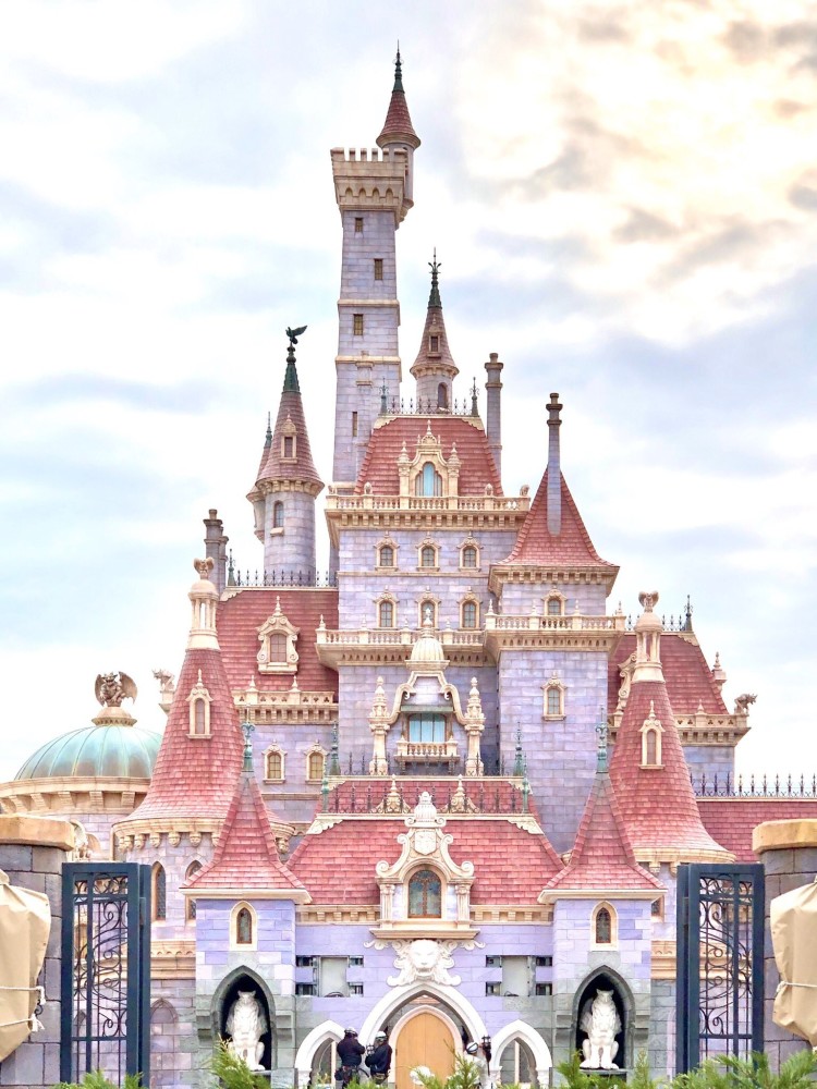 迪士尼乐园灰姑娘城堡变身!外墙漆成浪漫粉经典蓝,金色点缀更贵气