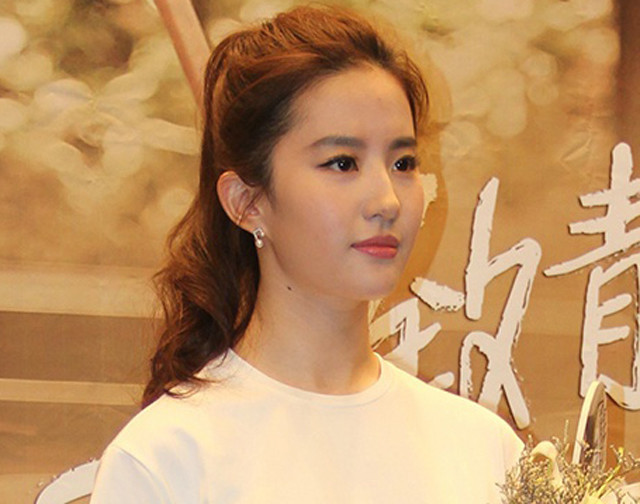 刘亦菲年轻时跳舞,她旁边的伴舞,没想到是他,现在已成