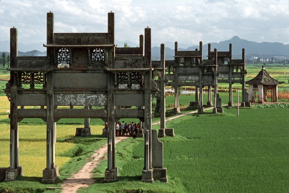 安徽黄山歙县1981年,开放初期的棠樾村,自然和谐的牌坊群