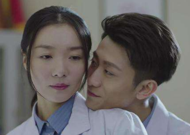 张一山合作过的女演员,杨紫搞怪,周冬雨俏皮,和她在一