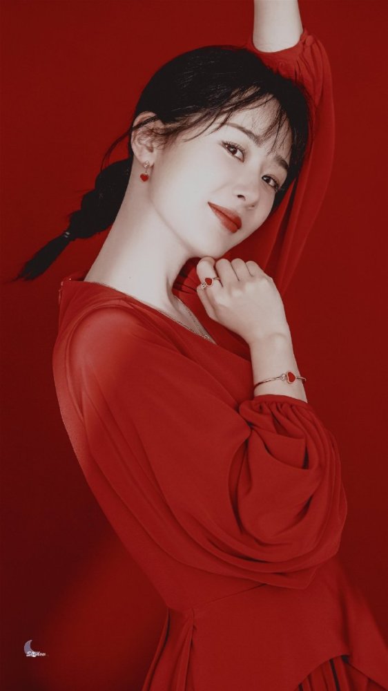 杨紫高清壁纸,一身红色华丽制服精致漂亮,展现甜甜淑女味