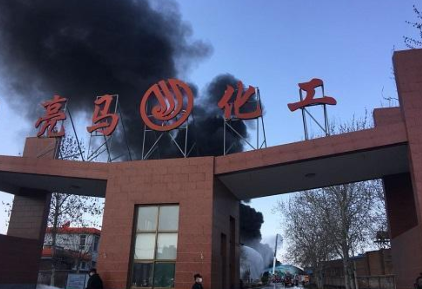 河北石家庄一化工厂发生火灾,现场浓烟滚滚爆炸声不断