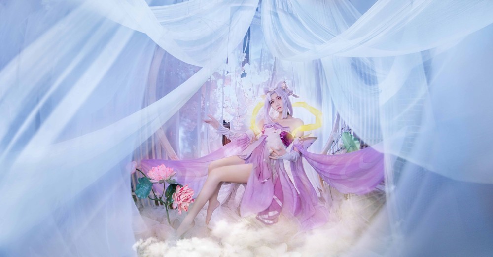 小姐姐大胆cos嫦娥,紫色长裙配上皙白的长腿,比原版角色更像仙女