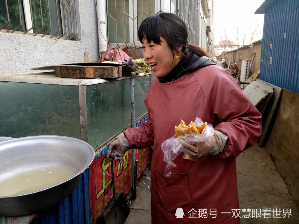 赤峰肉店老板娘啃烧饼就咸菜,拼命挣钱,重阳节卖年糕都累瘫了