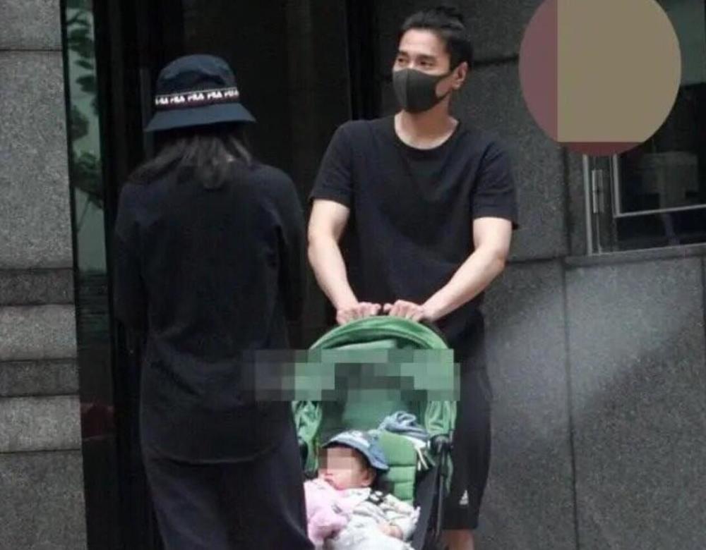 高圆圆赵又廷情侣装出街,一岁女儿首次曝光,一家人甜蜜悠闲