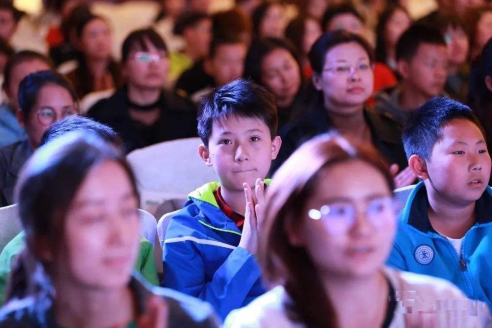明星刘耀文疑被追踪,父母要如何引导孩子理智追星?做好这五件事