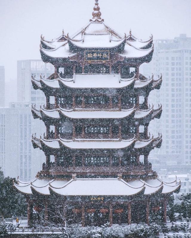 黄鹤楼的建筑特色,是各层大小屋顶,交错重叠,翘角飞举,仿佛是展翅欲