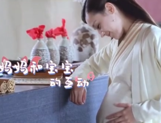 迪丽热巴演孕妇挺着大肚子,边吃东西边抱怨,一句话让人爆笑