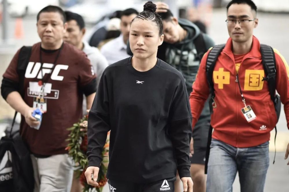 ufc冠军张伟丽私下真少女,短上衣配牛仔腹肌抢镜,配淡妆很温柔