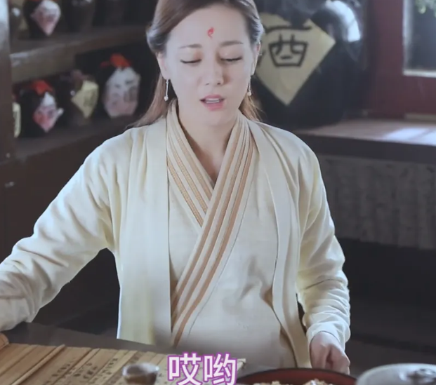 迪丽热巴演孕妇有多逼真?挺着大肚子一顿抱怨:助理反应太搞笑了