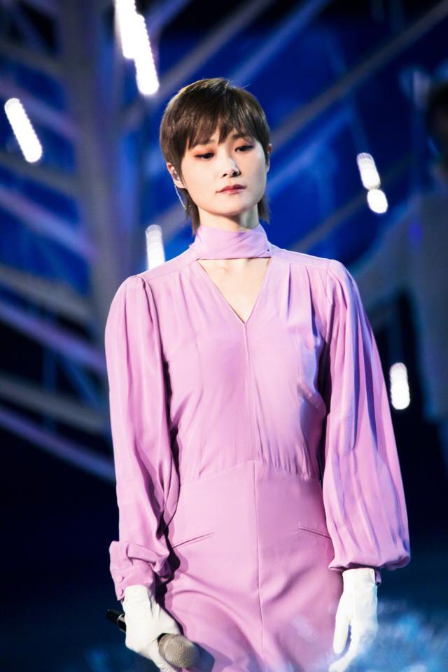 李宇春一改酷飒风格,穿粉色长裙走淑女路线,谁知肚子比胸大?