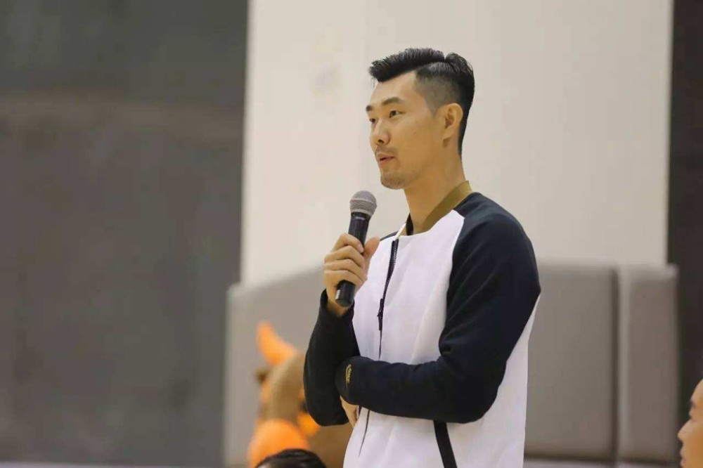 王仕鹏晒出球套照片,退役后成解说,曾和科比