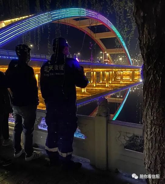一时想不开跳河,路过市民在桥上拍视频的时候,还能看到他在冰凉的水中