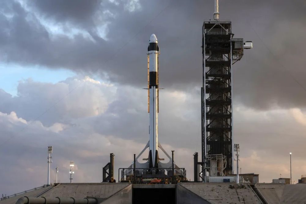 2011年,spacex开始开发猎鹰重型运载火箭,它由三枚猎鹰9号一级火箭