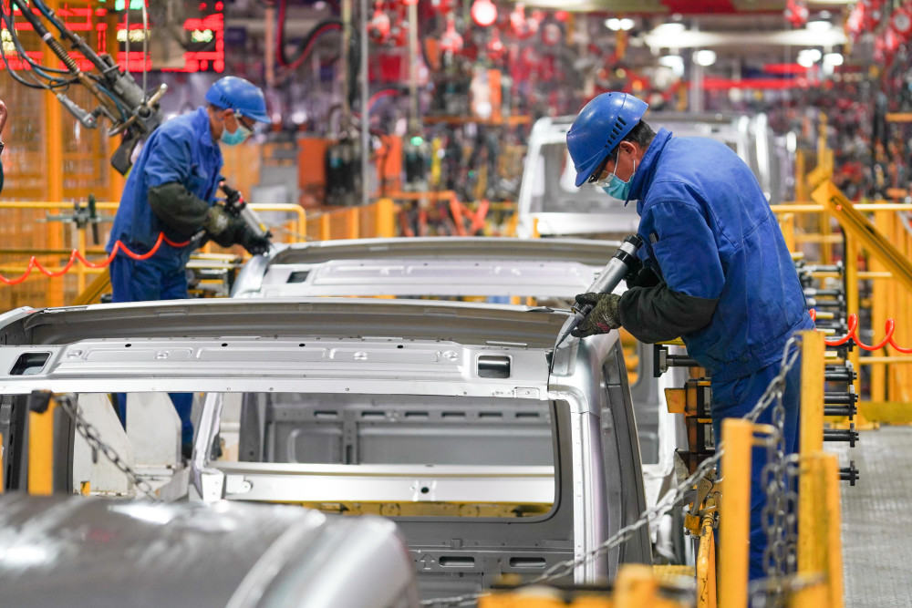 3月11日,南京依维柯汽车有限公司桥林厂区的工人在焊装车间作业.