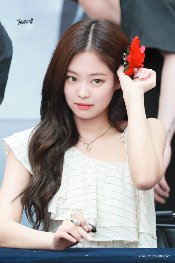 jennie高清壁纸,一身纯白露肩礼服,耳朵戴着花朵羞涩可爱
