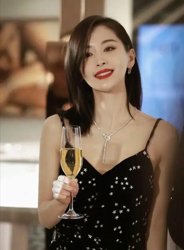 王子文长发近照是惊艳,跟以前比起来却少了灵气,脸变得有点僵?
