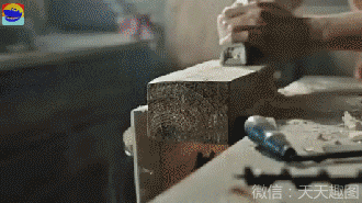 搞笑gif:她的脖子好灵活,前后左右都能挪!