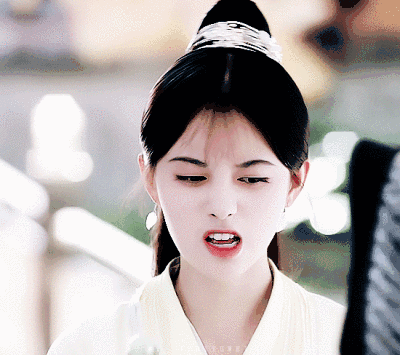 26岁鞠婧祎真有胆量,最新封面穿白裙披超长披风,看起来像小孩子