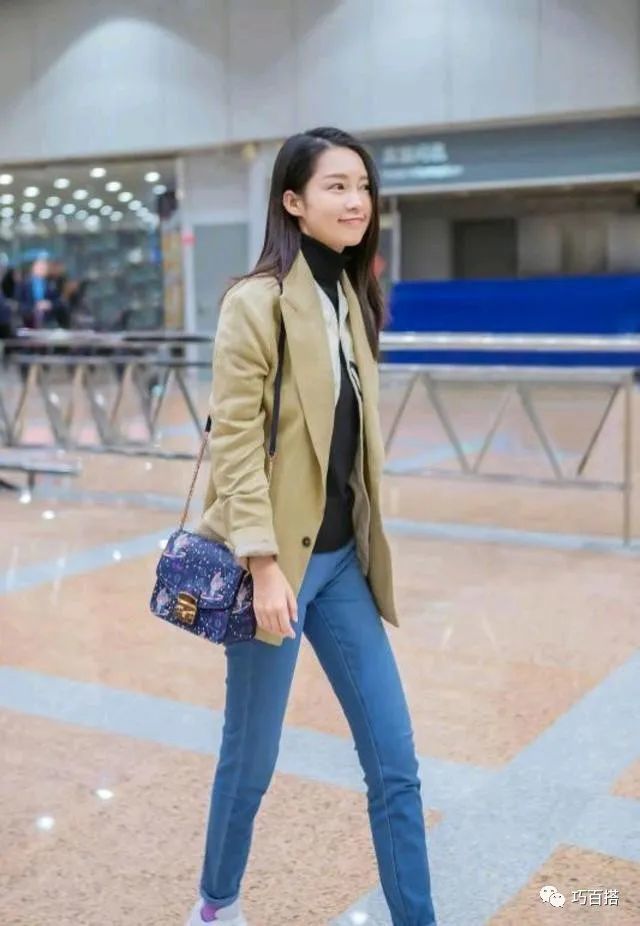 29岁李沁真会穿!全黑造型出镜又飒又a,却被绝美容颜抢镜