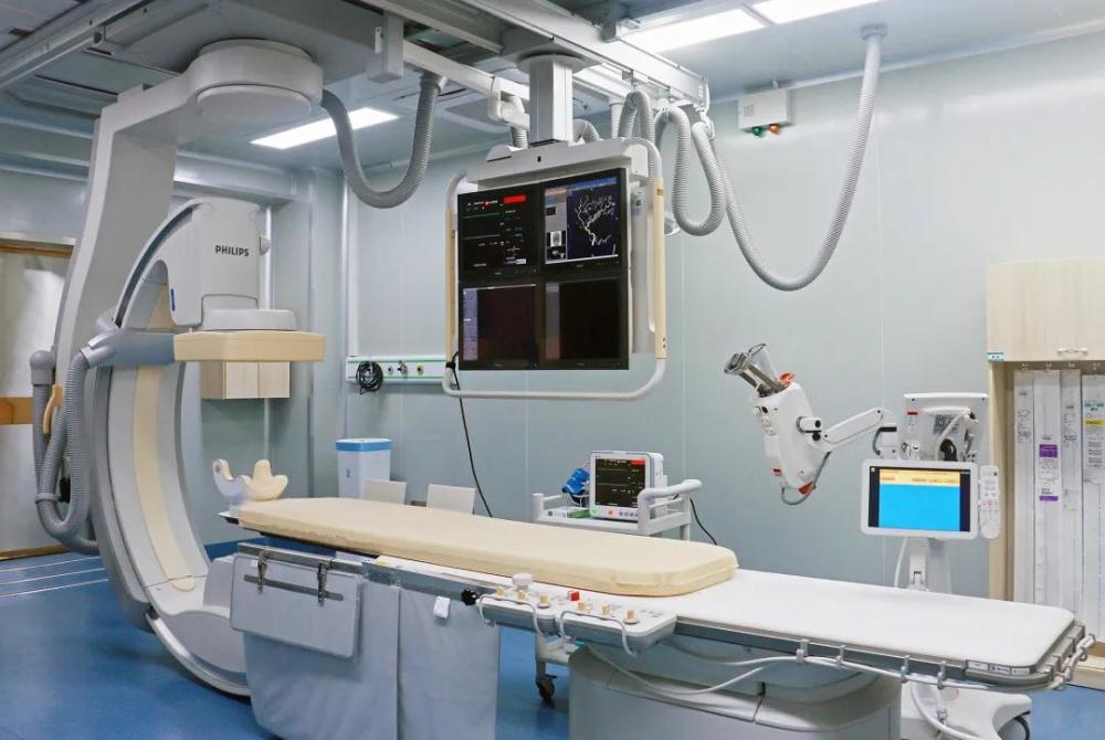 新介入手术室引进了一台最新数字化大平板血管造影机,经过前期的安装