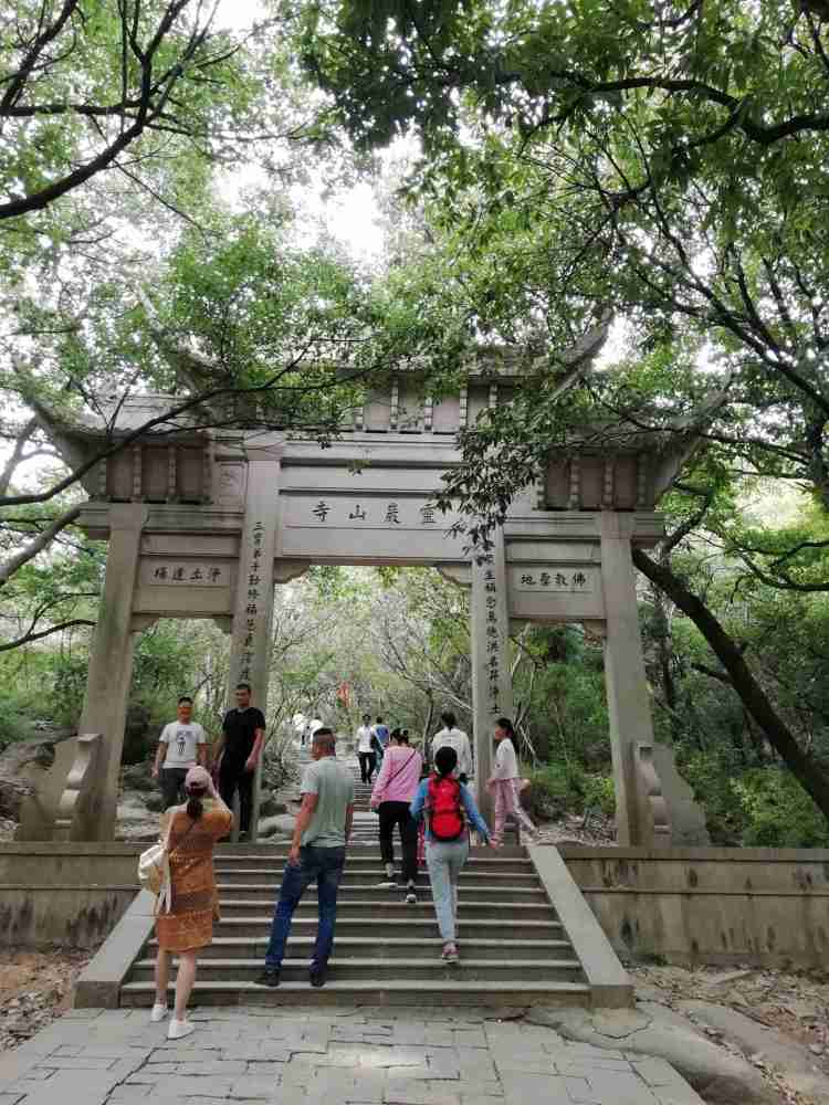 灵岩山位于江南水乡苏州西南的木渎灵岩山,因为灵岩塔前有一块灵芝石