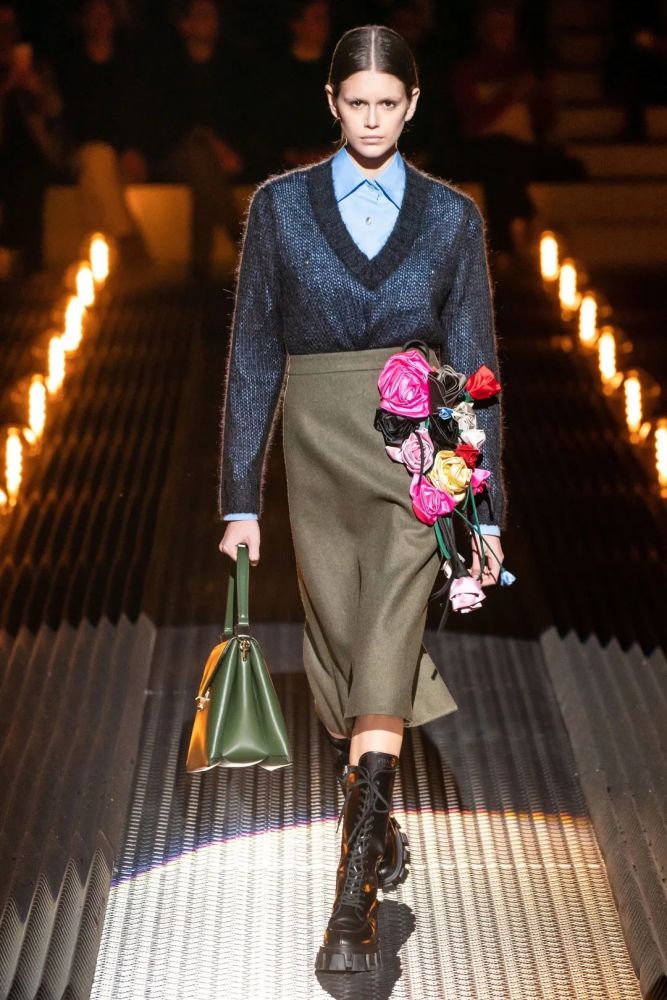 prada 2019秋冬男女装系列 这一系列的成衣和手袋中出现的怪物头像