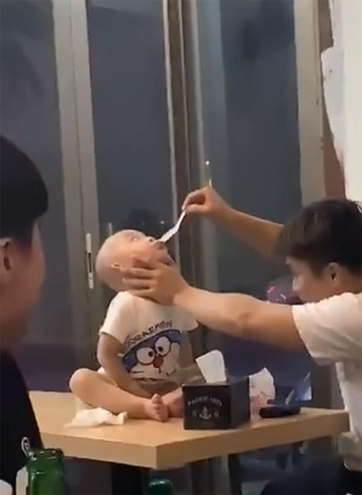 都调侃爸爸带娃,活着就好!那你知道爸爸带娃对孩子的好处么?
