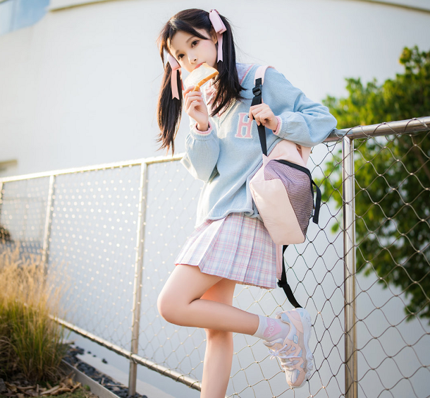 时尚博主谢安然拍照姿势,现实版换装美少女