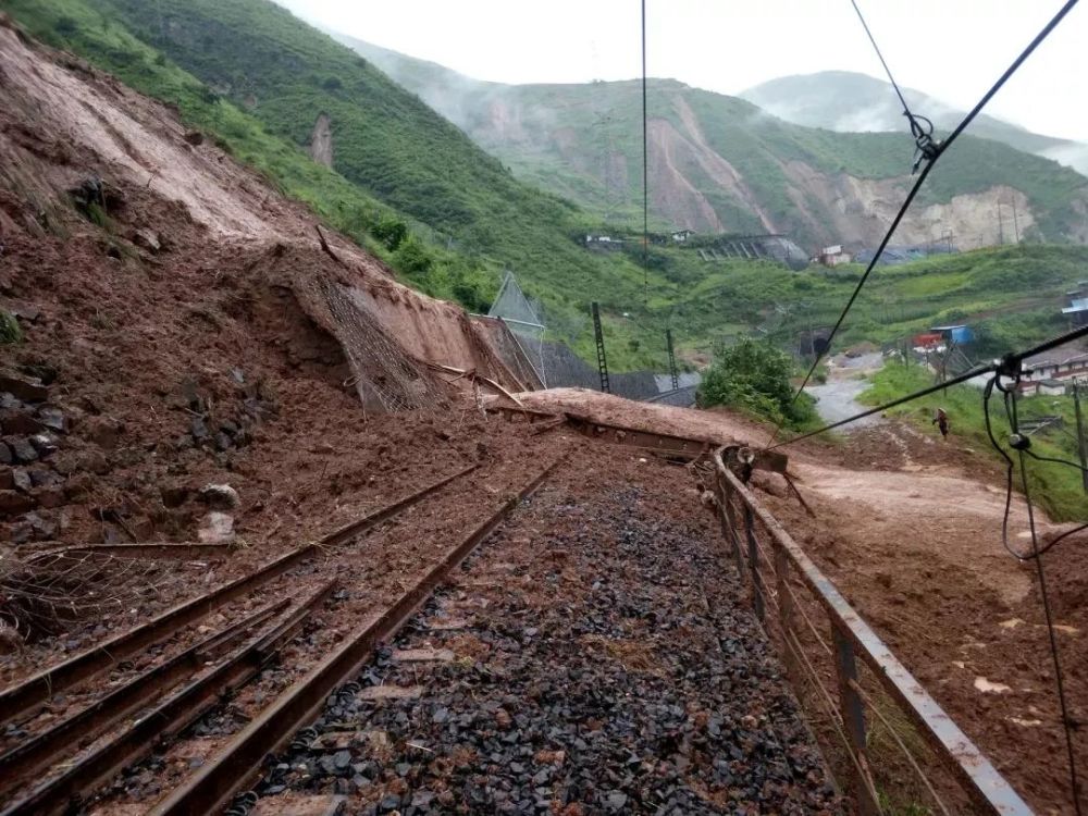 成昆铁路甘洛段抢险改线工程新建岩岱隧道顺利贯通