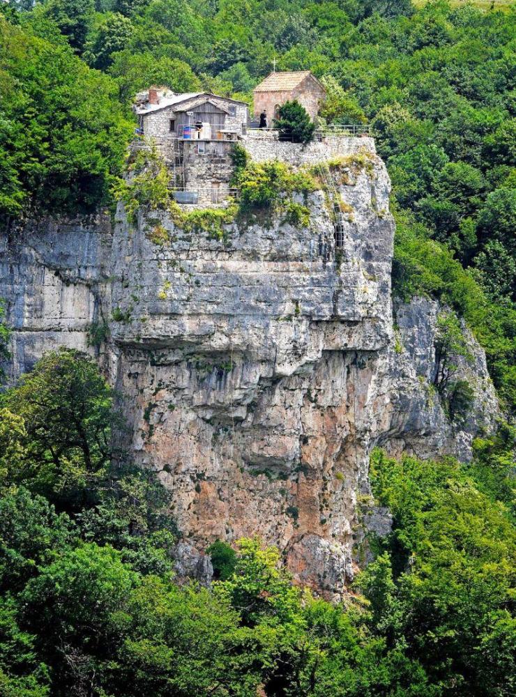 6旬老汉把房子建在40米高的山上,在上面过着隐居的生活!