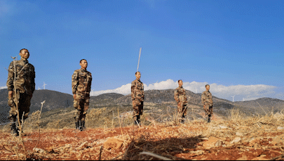 旅组织侦察专业新兵 在野外环境开展相关专业技能训练 △进行迷彩伪装