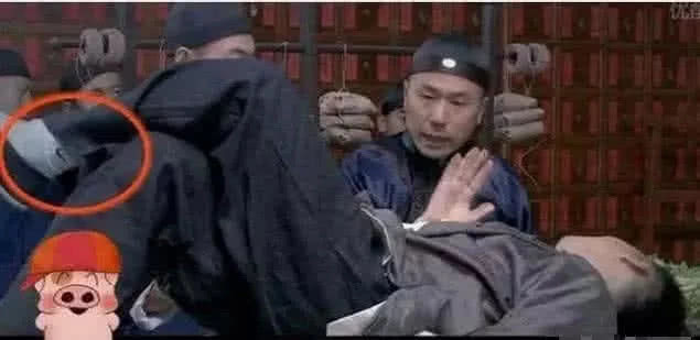 "笑到抽筋"的穿帮镜头:古人穿潮牌我忍了,热巴为啥要烤自己的腿?