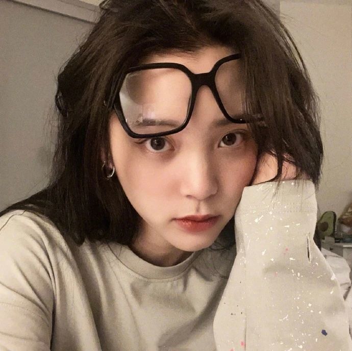 欧阳娜娜真是"心机",戴黑框眼镜看着老土,实际上眼妆暗藏玄机