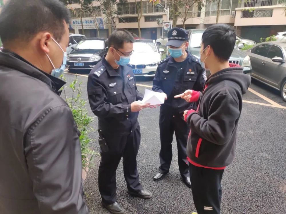 南湖派出所副所长黄瀚和社区民警付灼贵前往华业园对复工复产人员进行