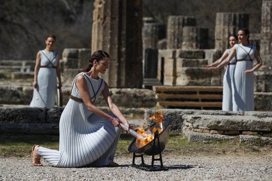 希腊美女点燃东京奥运会圣火 可惜因疫情没人看