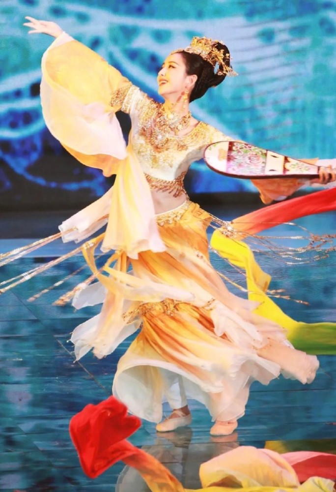 西域神女佟丽娅,表演飞天舞蹈太惊艳了