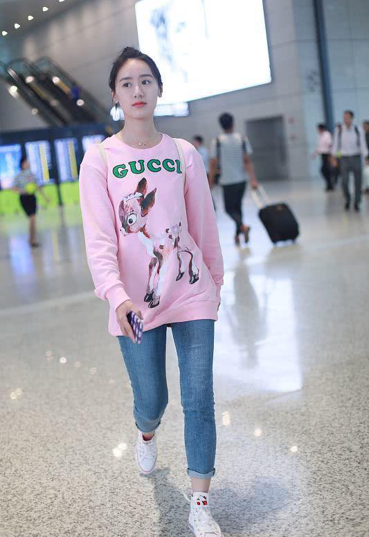 早春换季的时尚搭配,看袁冰妍的私服穿搭,款式时髦又百搭