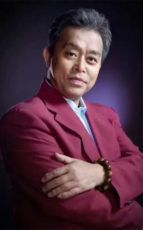 李言军:原青岛市广播艺术研究会理事,电视台栏目导演,主持人,高级