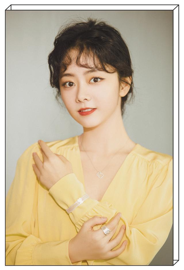 春天就要光彩照人,谭松韵挑战鹅黄色连衣裙,清新自然少女感爆棚