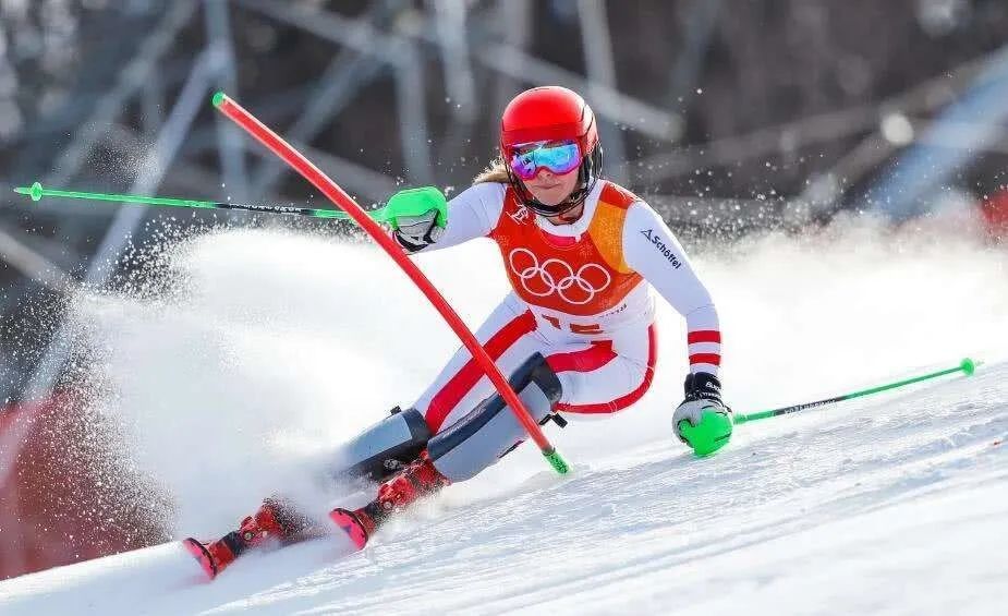 滑雪运动光是被列入2022年正式的冬奥会项目的就有高山滑雪,跳台滑雪