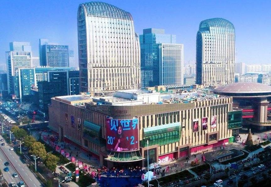 除了各大购物中心, 我市各大超市也开启"夜市"模式 .