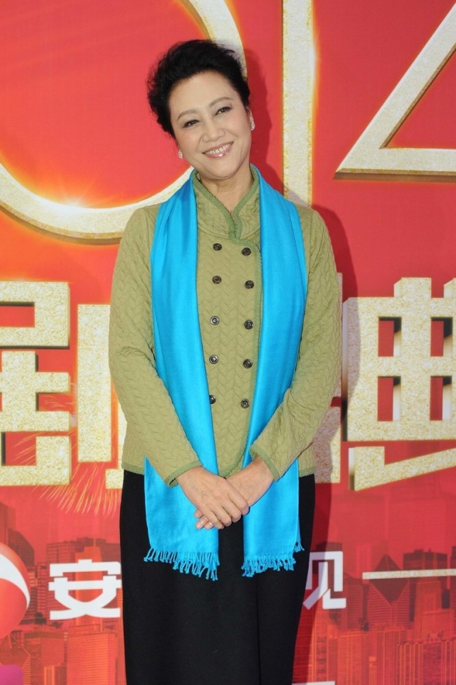 "辣婆婆"王丽云真时髦,绗缝棉服配半身裙,复古大气真优雅