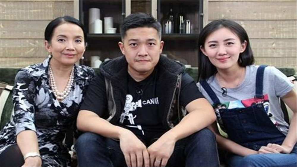 吕丽萍32岁儿子近照,婚礼现场父亲张丰毅拒出面,转身给继女买豪车!