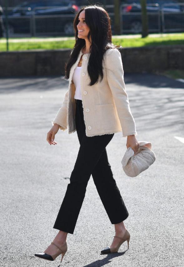 梅根王妃时尚感真强,穿白色短外套配西装裤,长卷发知性又优雅!